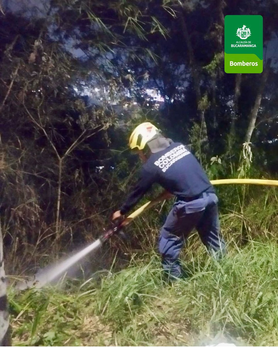 Cportilla40's tweet photo. Hoy domingo el cuerpo de @bomberos_bga tuvo que atender cinco incendios forestales en diferentes zonas de la ciudad. 

Hago un llamado a la ciudadanía a tomar conciencia, a no arrojar desechos a bosques o lugares con vegetación, debido a que ocurren este tipo de emergencias por causas humanas que se pueden evitar. 

Nuestros Bomberos de Bucaramanga acudieron de manera oportuna a cada una de las emergencias y no se presentaron personas lesionadas.

Seguimos defendiendo a Bucaramanga.