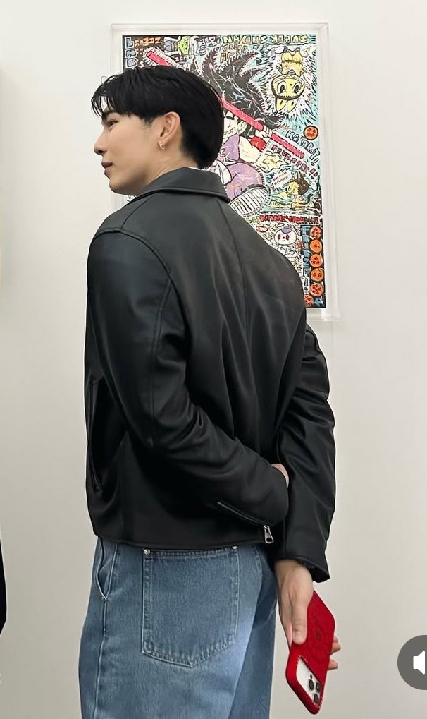 MoonPlanStudio's tweet photo. For me, losing phone is a headache, even with cloud backup…. 😢😩

And for you, baobei… @msuppasit my only concern is your project/business plans….. payment platforms and 👉🏻👈🏻 your photos-slash-videos 

Wait… is this the one??? with murakami’s case??? special edition…. https://t.co/0xV9YSPp4I