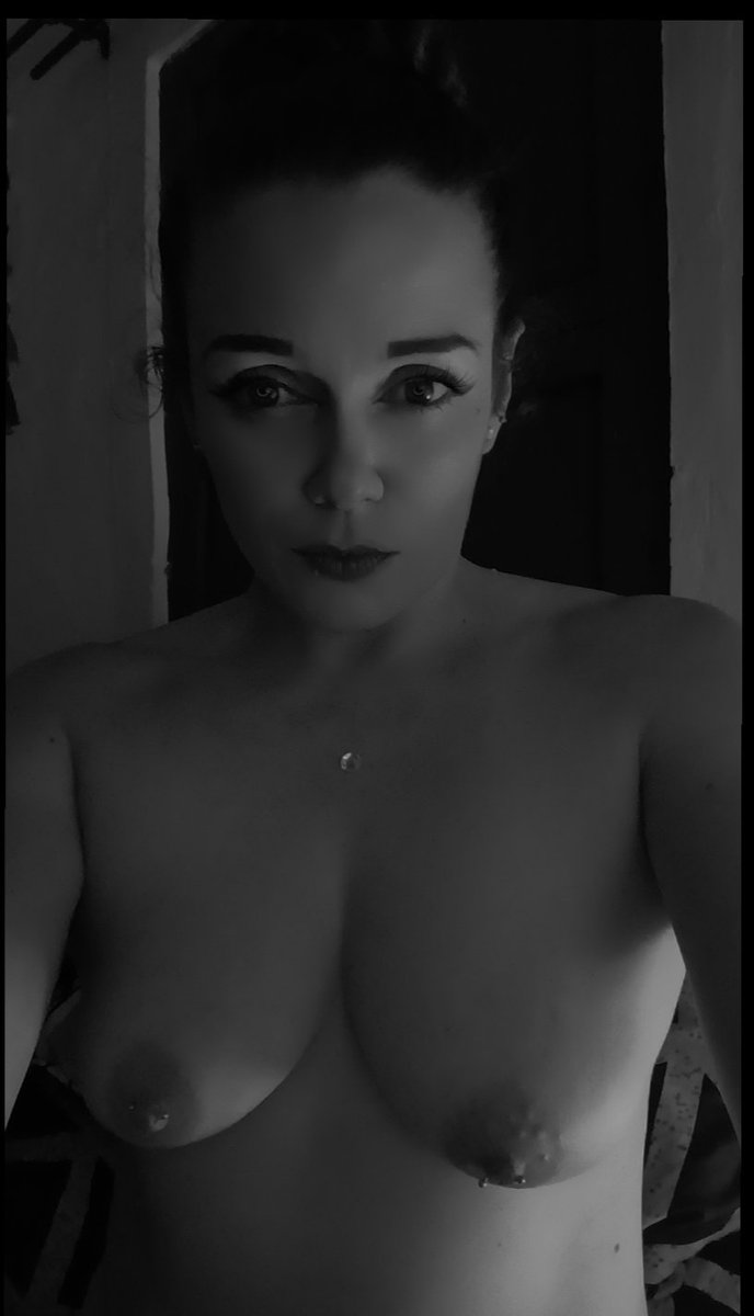 B/N 📸 #eroticgirl #blackandwhite #ErotismoYLetras