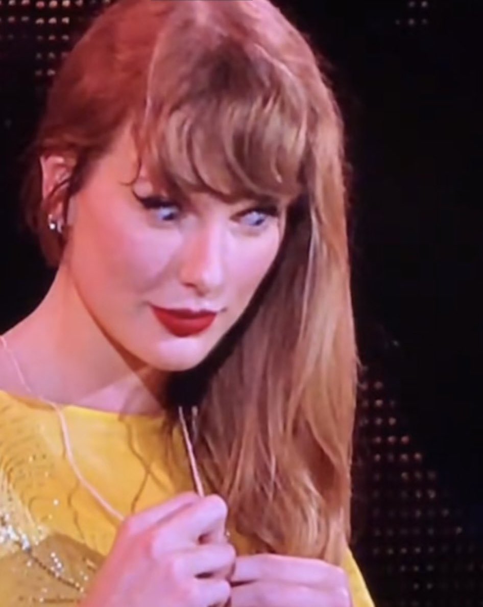 Ustedes: ay the life of a showgirl tiene letras muy básicas 
También ustedes: como que hits different es una canción de ruptura? 😳