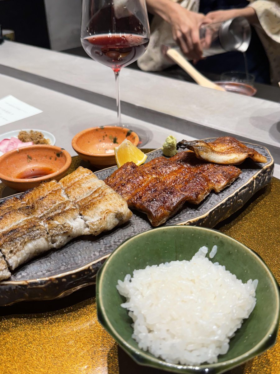 ck93399986's tweet photo. 二通りの調理法の鰻がはっきりと並んでいます。一方は焦げ香りがしてタレをたっぷりと絡ませた焼き鰻で、もう一方は肉の質感の香りがするフライド鰻です。冷たい赤ワインを一口飲んで脂っこさを取り、さらに鰻の肉を熱いご飯に包み込みます。 https://t.co/ryISlCCCmt