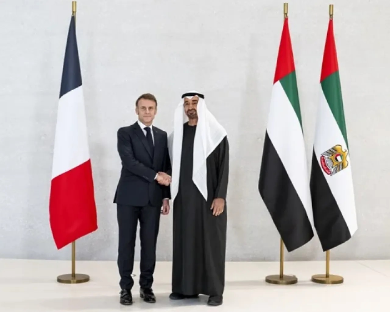 محمد بن زايد يبحث مع ماكرون تعزيز العلاقات التاريخية والإستراتيجية 