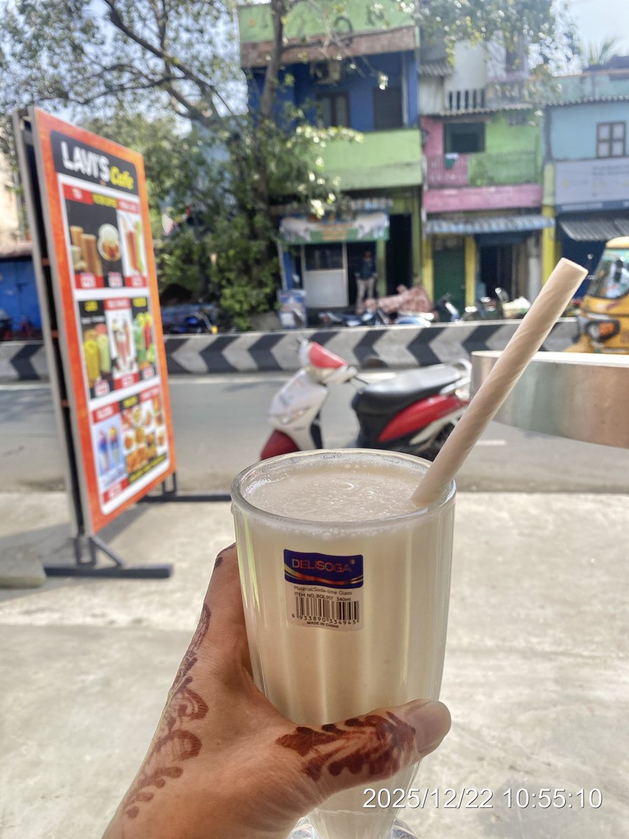 rinrinrin47disk's tweet image. 🐟市場へ🚌で１時間
車窓から🐟臭がしてきたなと思ったら運ちゃんが『次で降りろ』的なアイコンタクト
ジュース屋で休憩
プレーンラッシー
🇮🇳にもエコの波が
紙ストロー触感わる😩
向かいの店は珍しく豚肉屋？イスラムは忌避、ヒンズーは禁止されてないものの余り食べない
#RINdia2526