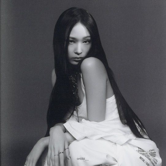 mxrondv's tweet image. #friendrequest 

Name: Myah Khalesi.
Age: 23
Zodiac sign: Piscis–Aries
Fav season: invierno.
Nickname: Mykha.
Fav color: negro, rojo oscuro, plateado.
(+): música nocturna, silencio, fuego interno, intuición, caos controlado, café negro, lealtad extrema.

(🖤) for dm.