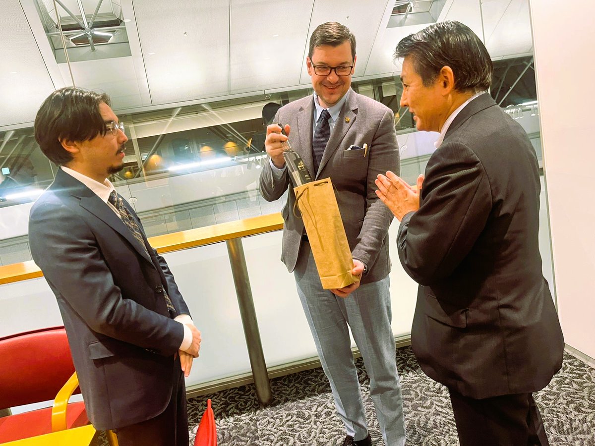 AmbRaetchi's tweet image. 八王子市の初宿和夫市長と会談をいたしました。経済、文化、そして観光といった幅広い分野における協力の可能性を見出しました。日本・ルーマニアの各都市間の直接的な連携を促進する取り組みは、「戦略的パートナーシップ」に確かな活力をもたらしております。別れ際、初宿市長はルーマニア語で「pe…