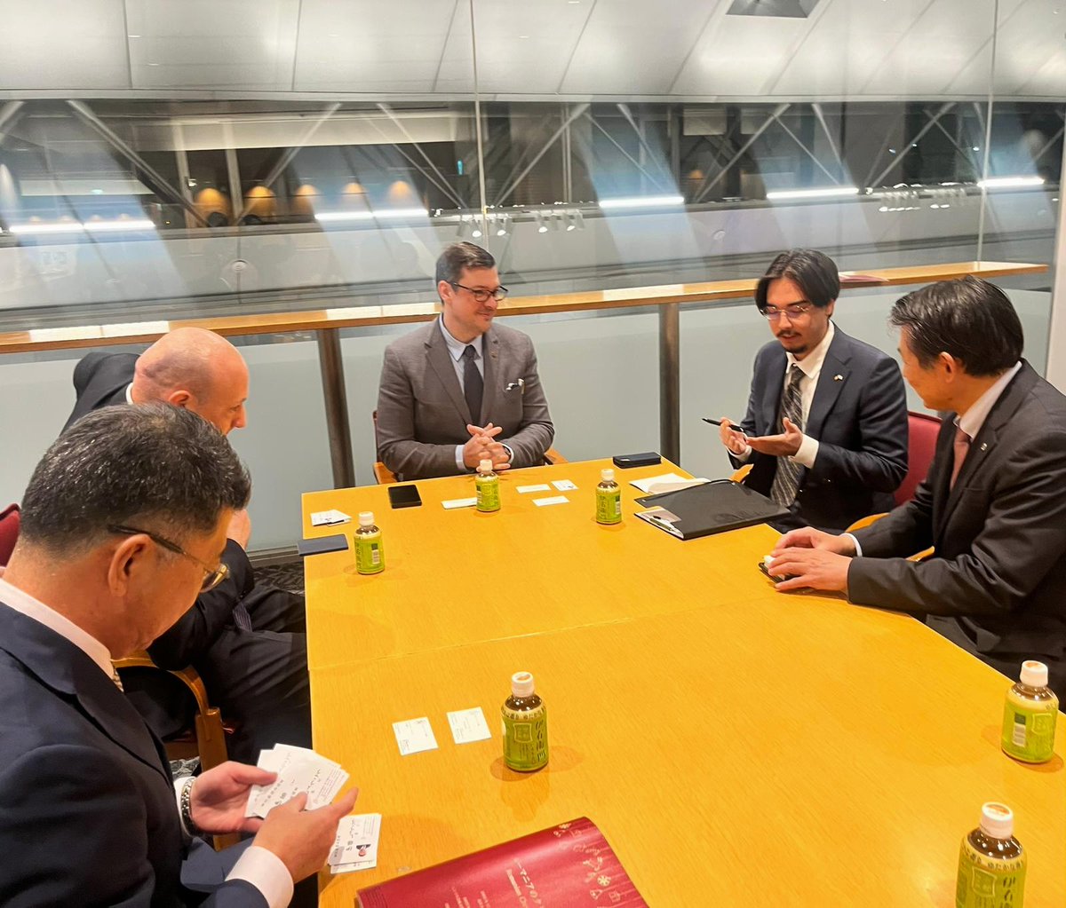 AmbRaetchi's tweet image. 八王子市の初宿和夫市長と会談をいたしました。経済、文化、そして観光といった幅広い分野における協力の可能性を見出しました。日本・ルーマニアの各都市間の直接的な連携を促進する取り組みは、「戦略的パートナーシップ」に確かな活力をもたらしております。別れ際、初宿市長はルーマニア語で「pe…