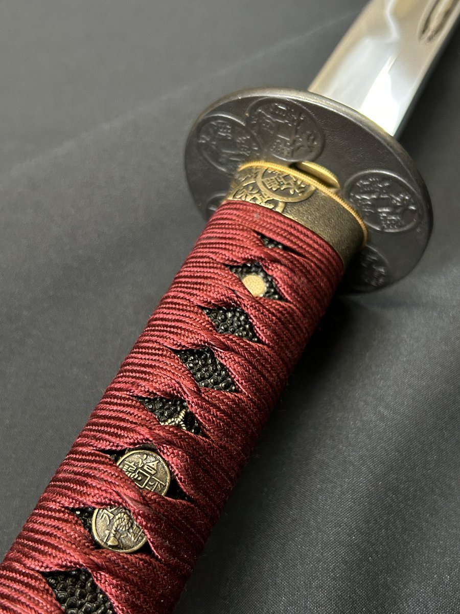 実践的な機能を追求する者の為の #濃州堂 作居合刀。
#へし切長谷部 刃紋にて製作。
柄も手形に合わせ、全体の重量バランスを調整し、鞘の中も綺麗に仕上げ抜刀納刀もスムーズに、ストレスを感じさせない美しく使いやすい一振に。
弊店では自分に合ったオリジナルの居合刀を作ることができます。
#鎧屋
