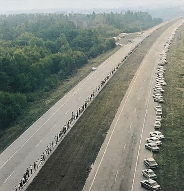 En 1989, dos millones de personas de Estonia, Letonia y Lituania formaron una cadena humana de 680 kilómetros de longitud.

Querían expresar su deseo colectivo de escapar de la Unión Soviética y la pobreza.