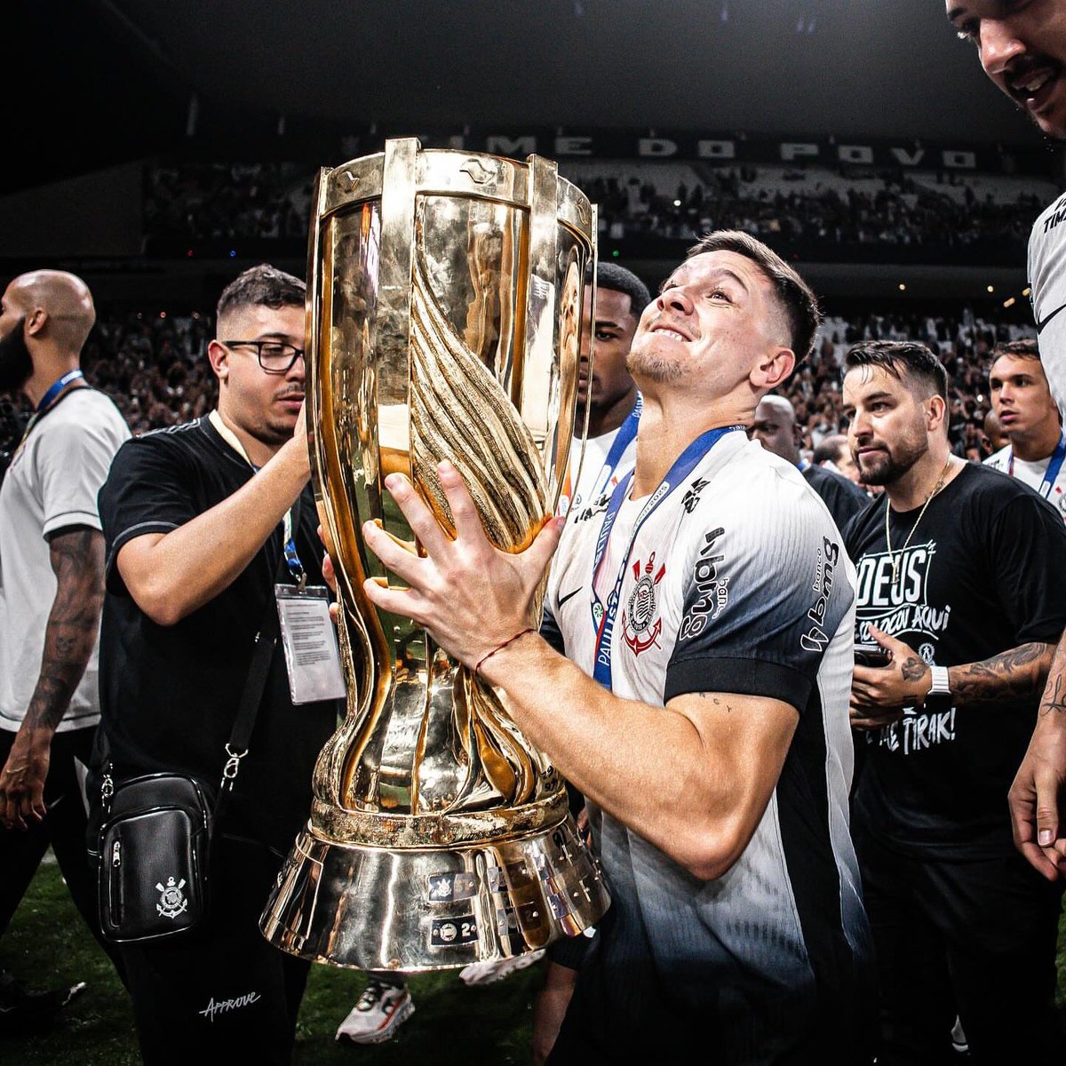 acervogarro's tweet image. março.                                 dezembro.