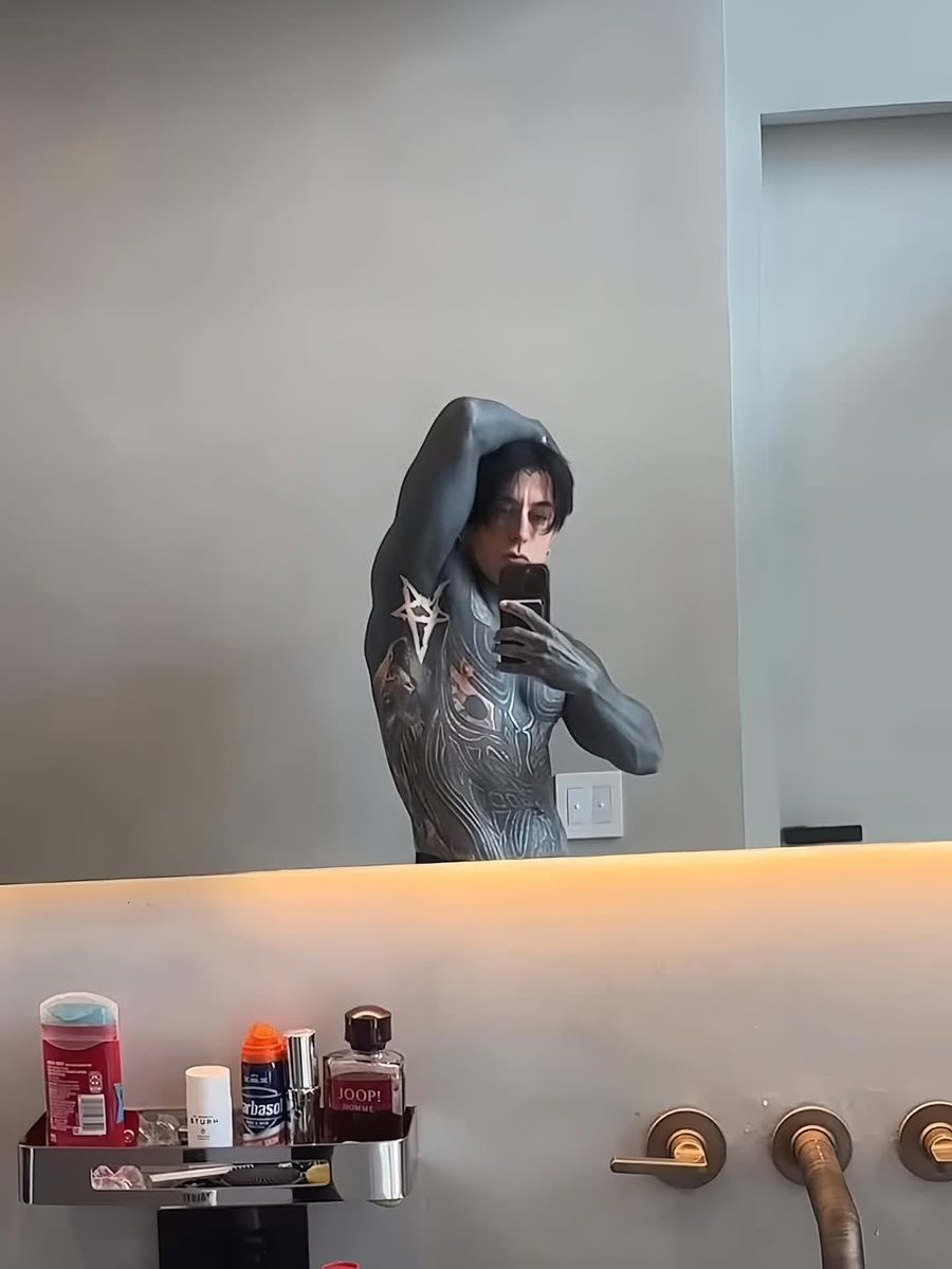 DAPPERIMMORTAL's tweet photo. He took his baby’s @SweetViolet__ phone and took this pic. https://t.co/CaloQLCjvq