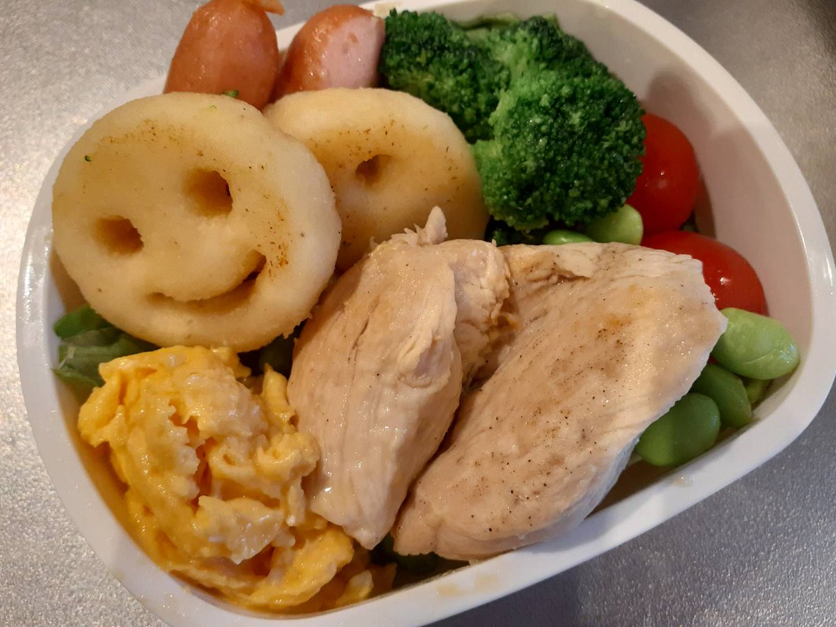 threepeaceful's tweet photo. おはようございます☀

ぽかぽかな最近！

秋服を今頃着ることになるなんて

私の弁当2日間

あれ？めっちゃ楽やん。

息子のはなぜあんなに大変なん？

#お弁当記録

逃げない雀ちゃんたち https://t.co/iRTuXIFst8