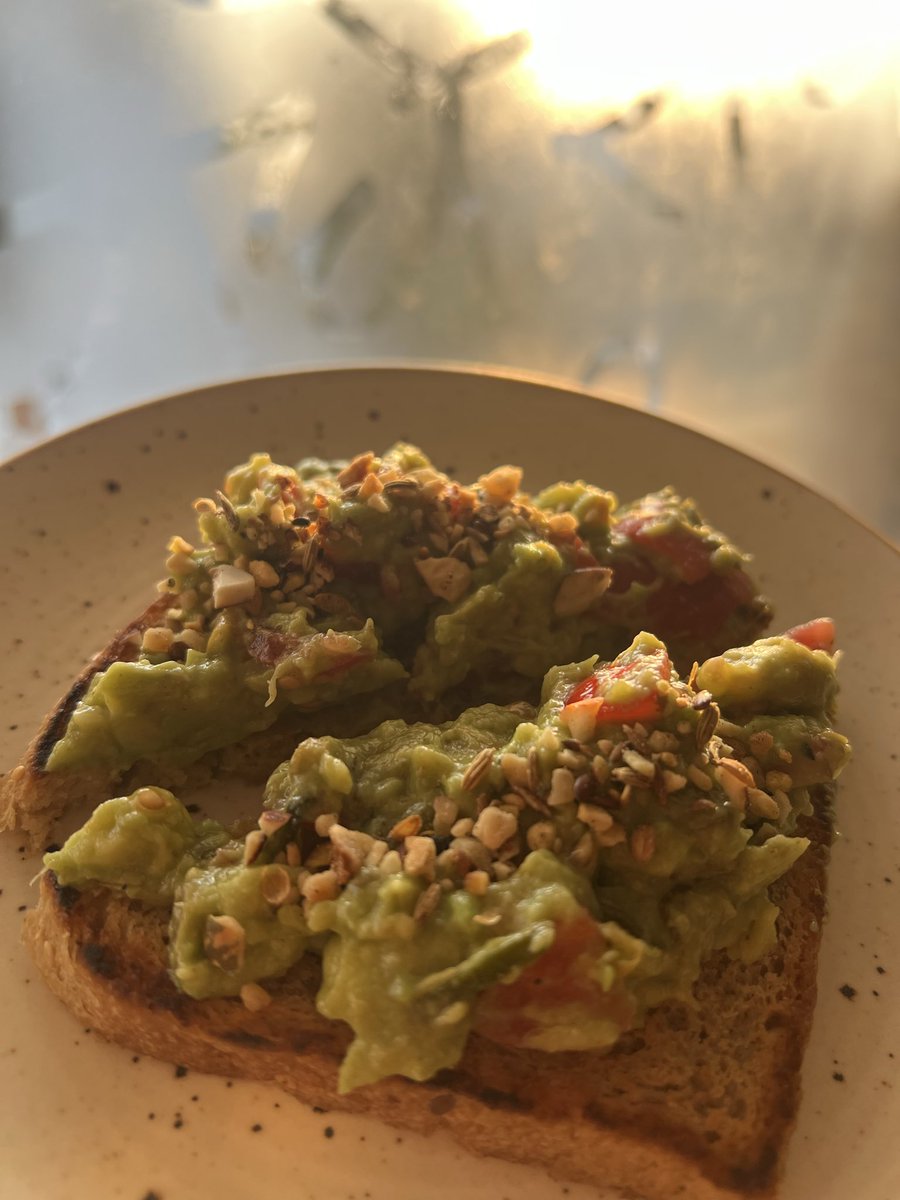 asase_art's tweet photo. Avocado toast
It’s the season ❣️
#winterthings
Mashed avocado
Cherry tomatoes
Sprinkle of Dukkah (a Middle East blend of nuts seeds)
Sour dough whole wheat bread toasted of iron griddle with ghee https://t.co/c39djQwfLF