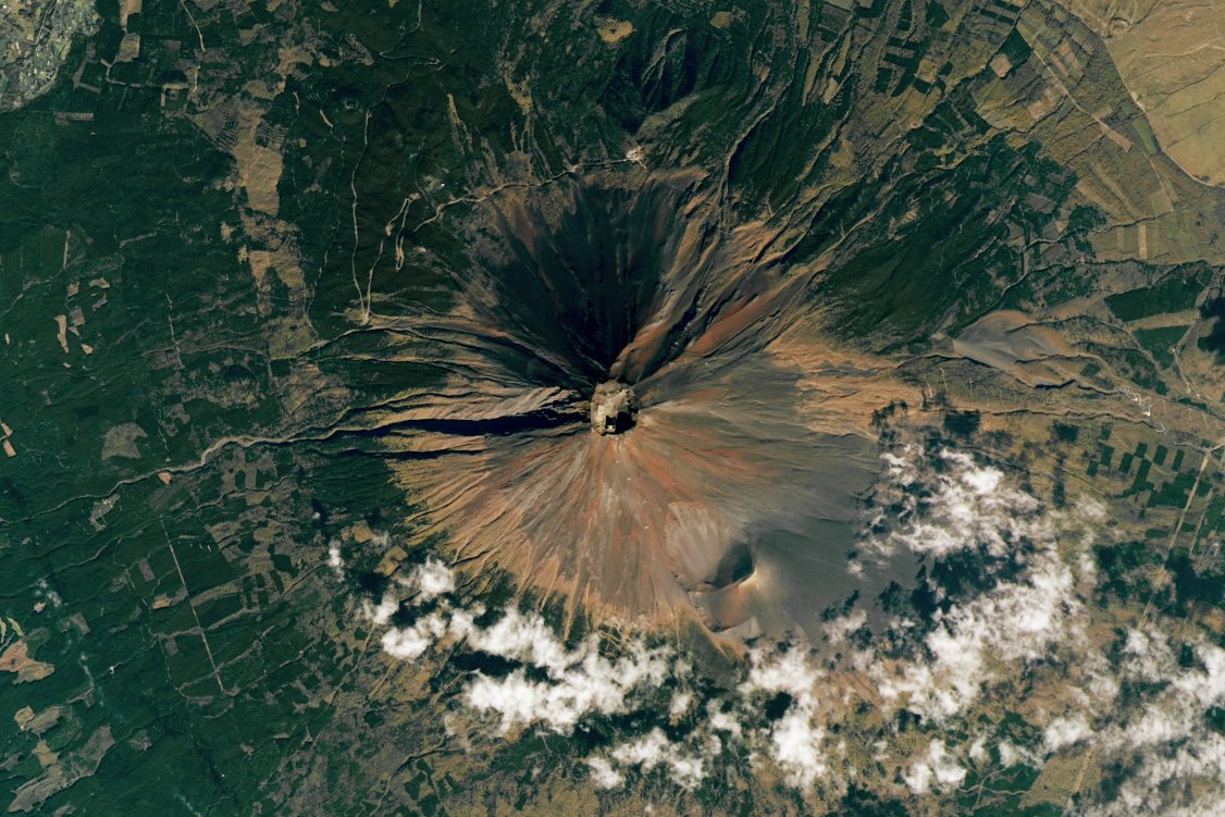 Citra satelit NASA, Gunung Fuji Jepang saat bersalju dan tanpa salju