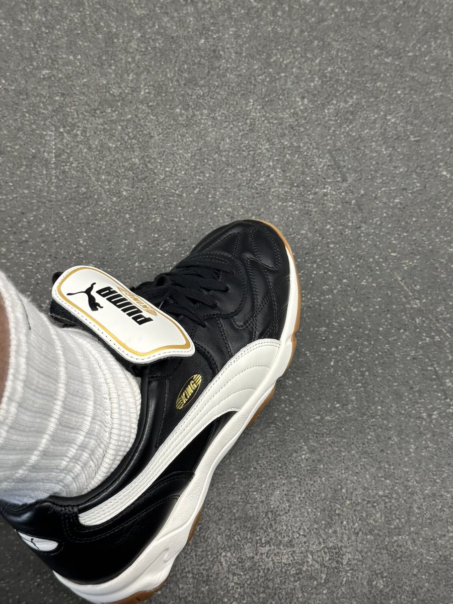 labiebsadat's tweet photo. Berangkat meeting di Senin pagi ini, pakai outfit ala Diego Armando Maradona, kegantengan naik 1986% sih….
#PumaKing 🐯 https://t.co/v4n5d6Qo7Z