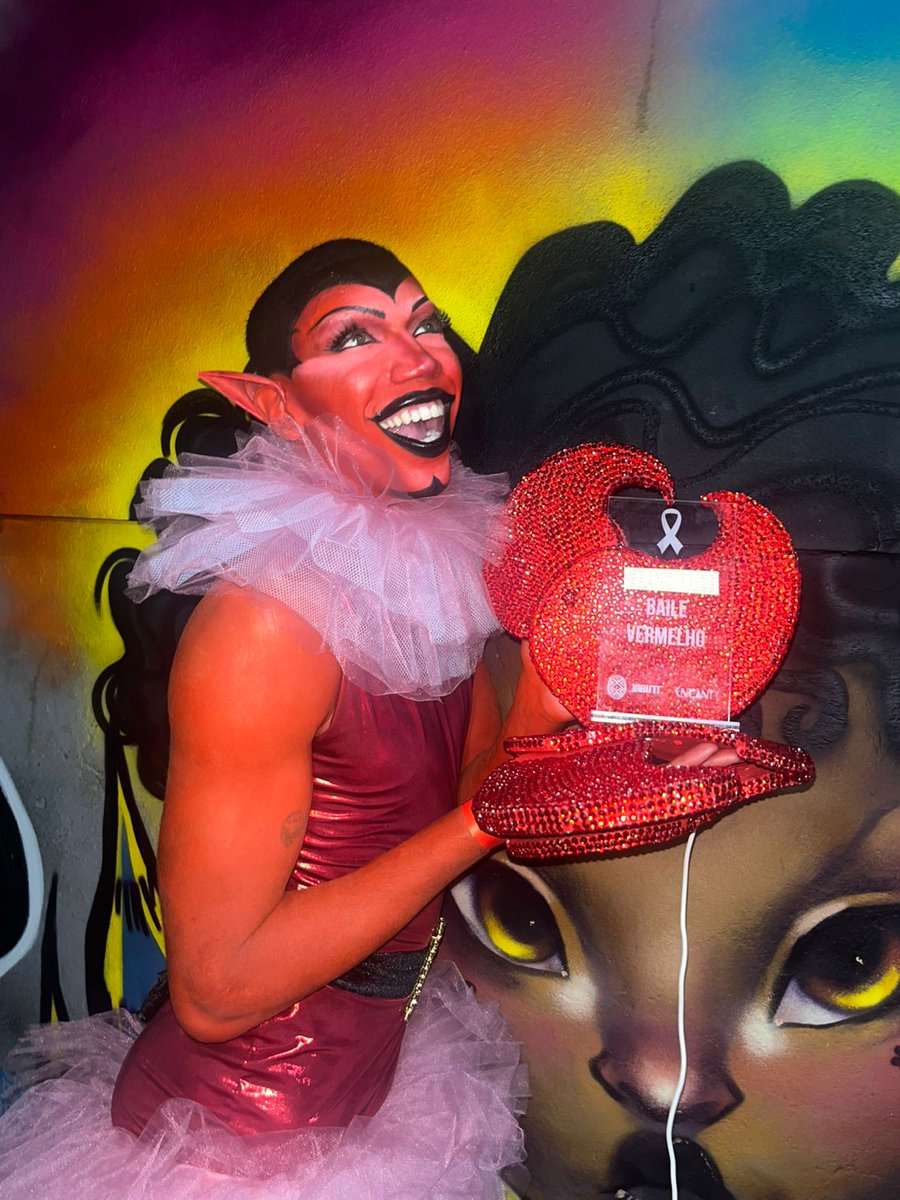 badguizzy's tweet photo. juro, eu ter ganho best makeup com menos de 1 ano de drag mexe mt cmg. desde os meus 13 anos eu sou apaixonado por drag, e sinto que nasci pra fzr isso. esse win só reafirma isso pra mim. 
união de dedicação &amp; talento é só pra quem nasceu 💫 https://t.co/n9n6n5WA3i