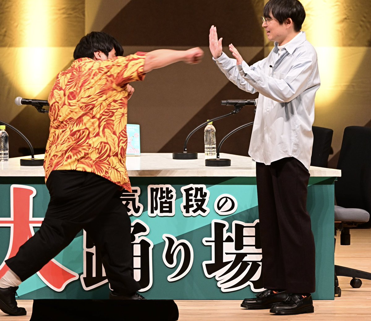 kuki_odoriba's tweet photo. 『空気階段の大踊り場』
配信チケット４５００枚突破🎉

年末の空いた時間にお楽しみ下さい！
#odoriba954

アーカイブ配信は、12/28（日）まで👀⇩

🎫FANY
https://t.co/5Unyh5EHwu

🎫ぴあ
https://t.co/WXsAs93STe https://t.co/hrxqgCBB1y