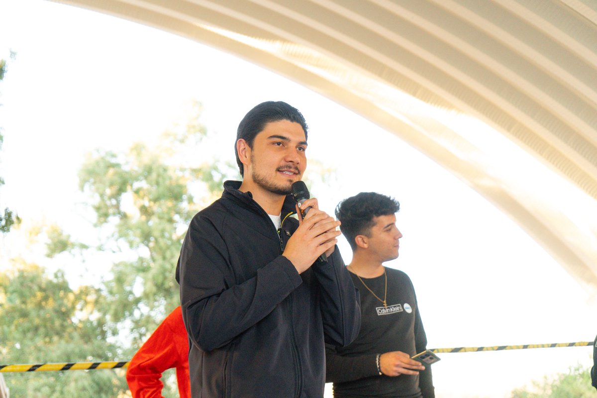 Feliz y agradecido con mi amigo y compañero de fracción, el regidor Alex Gurrola, por la invitación a sus posadas 🎄🤝
Alegría en familia con lucha libre, rifas y sorpresas para niñas y niños 🎁✨

Cuenta conmigo para seguir sumando y sirviendo a las familias duranguenses 💙