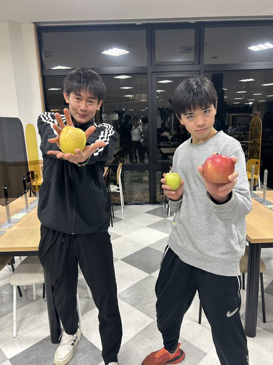 先日、木村 創選手の身内の方からりんごの差し入れを頂きました！

この時期、体調を崩しやすい季節なので体調管理に気をつけて頑張ります！！

ご支援いただきありがとうございます！