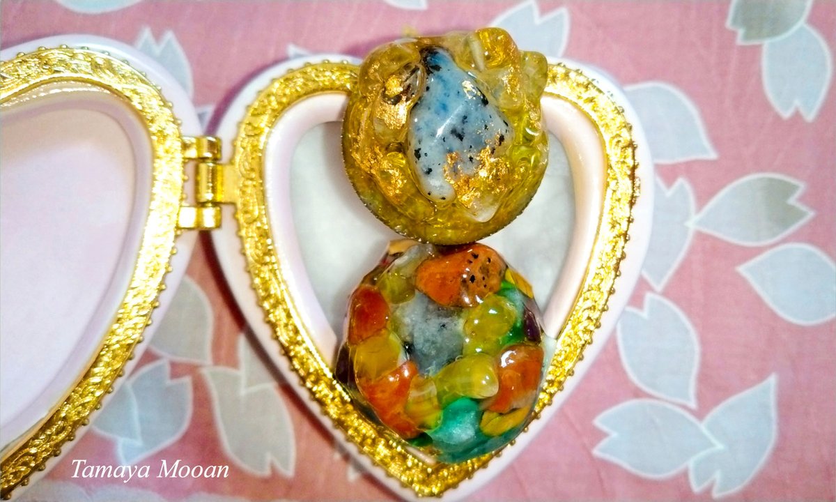 モスアゲート（苔瑪瑙）は緑の苔を想像しますが、 この子たちは淡い青