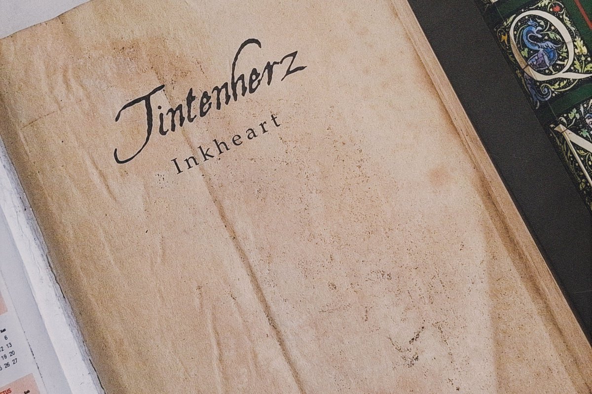 saoirsoule's tweet image. I love the yellowing books....💛✨️