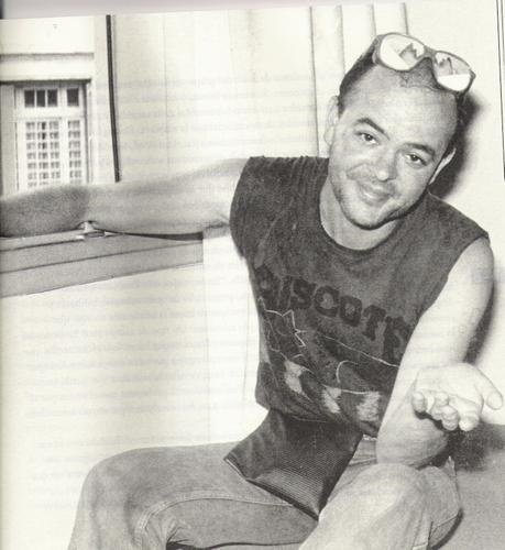 Noti_Ayer's tweet image. Un 22 de Diciembre, pero de 1987 a la edad de 34 años, uno de los artistas más importantes e iconos más trascendentes de la historia de la cultura popular nacional, daba su paso hacia la inmortalidad en su casa del barrio de San Telmo. Hace 38 años, se volvía inmortal Luca Prodan