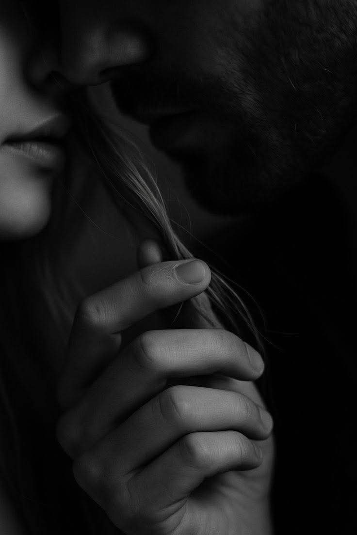 ___Humo__'s tweet image. Aunque sea una locura 
y no tenga sentido, 
quiero que solo seas tú 
quien se deslice por mis muslos.

Quien con cada roce intenso, 
me robe el aliento y me haga 
desear con el alma entera 
que regrese a mi boca.

Entre tantos en el mundo,
solo quiero que seas tú...