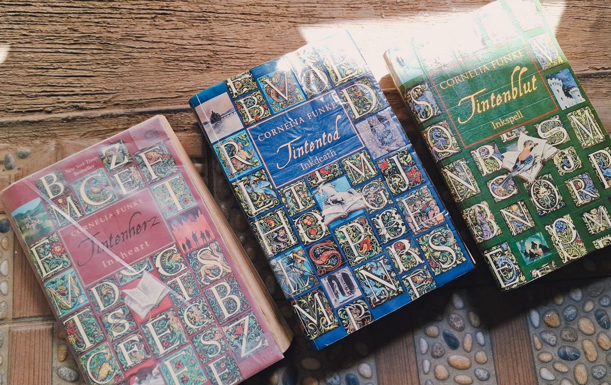 saoirsoule's tweet image. I love the yellowing books....💛✨️