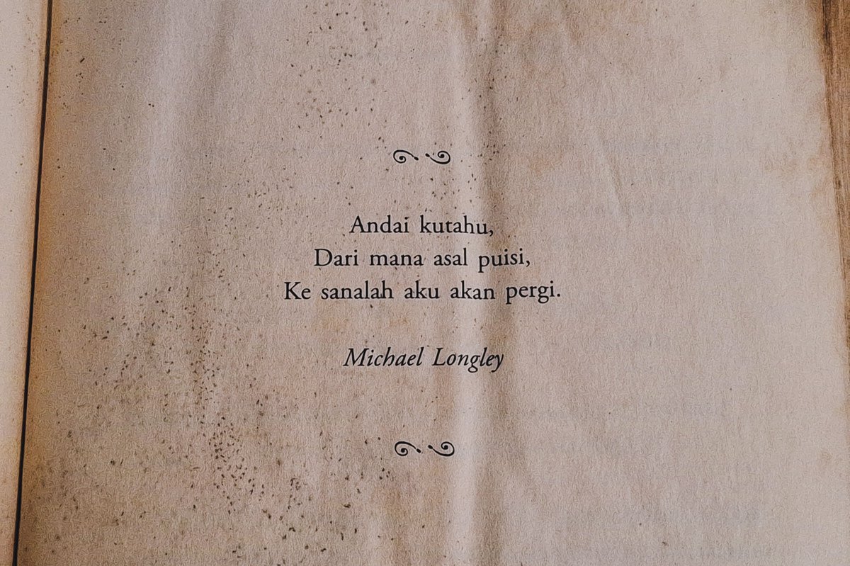 saoirsoule's tweet image. I love the yellowing books....💛✨️