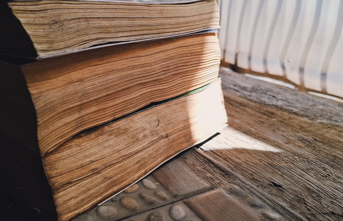 saoirsoule's tweet image. I love the yellowing books....💛✨️