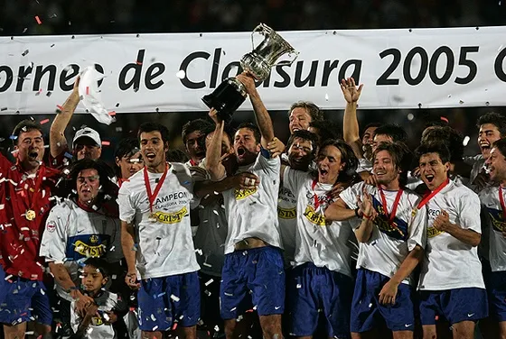 SebaCruzadoUC's tweet photo. Hoy se cumplen exactamente 20 años de cuando la UC salió campeón del Clausura 2005 al ganarle en esa infartante definición a penales al Vuyah. Definición que por cierto nunca debió haberse jugado pq el gol de Salas estaba absolutamente viciado #LosCruzados #EfemerideCruzada https://t.co/TAxDyuQjC2