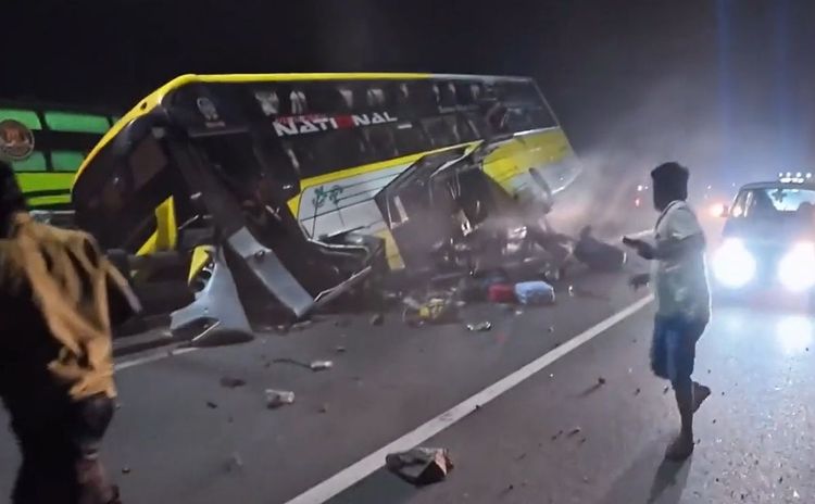 انقلاب حافلة يودي بحياة 15 شخصا في إندونيسيا #صحيفة_الخليج 