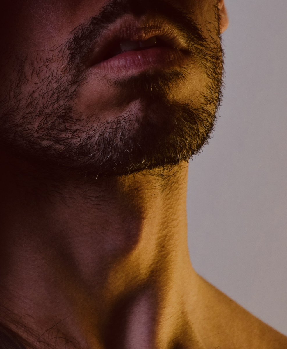 vickman_89's tweet photo. La boca

Hace mucho tiempo no subía fotos.
Y no es casualidad empezar por la boca.
La boca habla, provoca, insinúa… y miente poco.
Acá todo empieza así: labios entreabiertos, respiración lenta,
y esa primera imagen que no muestra todo,
pero ya te hizo pensar demasiado. https://t.co/8CAEJvLNDe