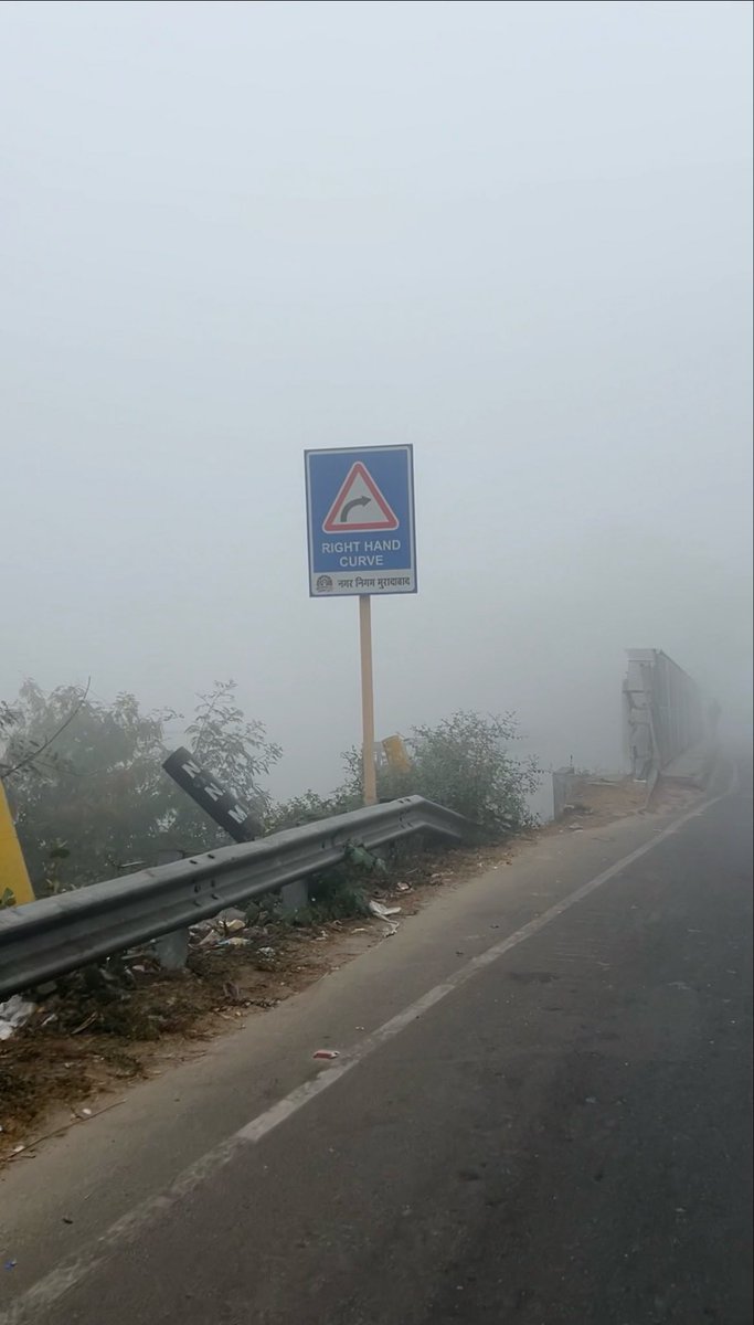Sha_shaank's tweet photo. @DMMoradabad @Comm_Moradabad @moradabadpolice 

Sir this is regarding Delhi road bridge near loco in Moradabad city. While going from Kashiram to Maharana pratap chowk. This is very dangerous, specially in fog. Someone may fall on rail track. Please fix some barrier or railing.🙏🏻 https://t.co/GPtw3lSu1L