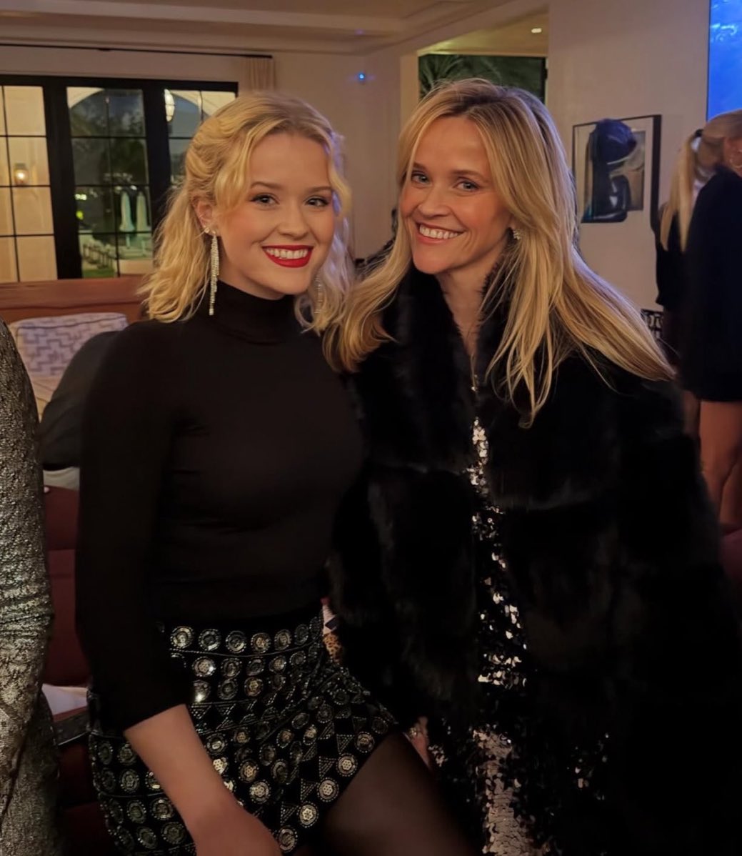 Ngl.. I was shocked when I saw Reese Witherspoon standing with Reese Witherspoon 🫠