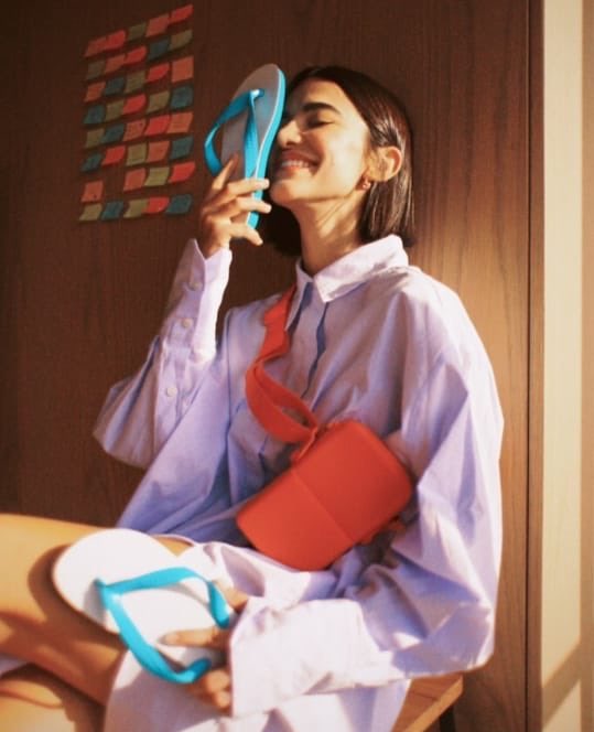 selenallostt's tweet image. e quando a manu gavassi foi a primeira  cancelada por usar havaianas azul e branca