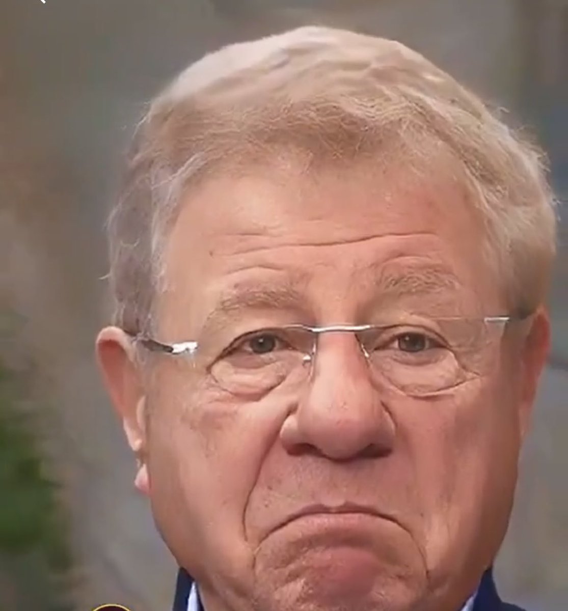 Avísenle a este tarado que antes de burlarse de alguien se mire en espejo!!