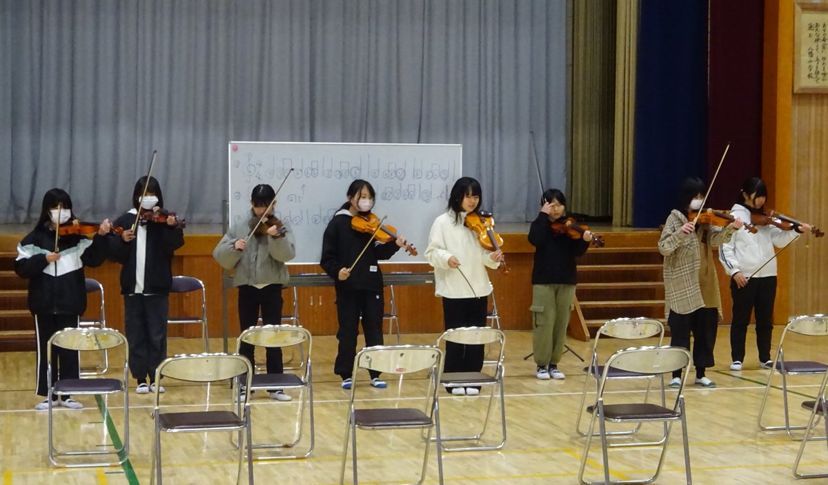 「Play &amp; Joy!」12月 16日 和歌山県有田川町立八幡小学校を訪問しました！
第４回目となるこの日は、1年間続けてきたプログラムの締めくくりとなる、最終回です。
これまでの練習の成果を披露するこの日の発表会では、保護者の皆さんや他学級の児童の皆さんが見守る中、演奏に臨みました👏👏👏