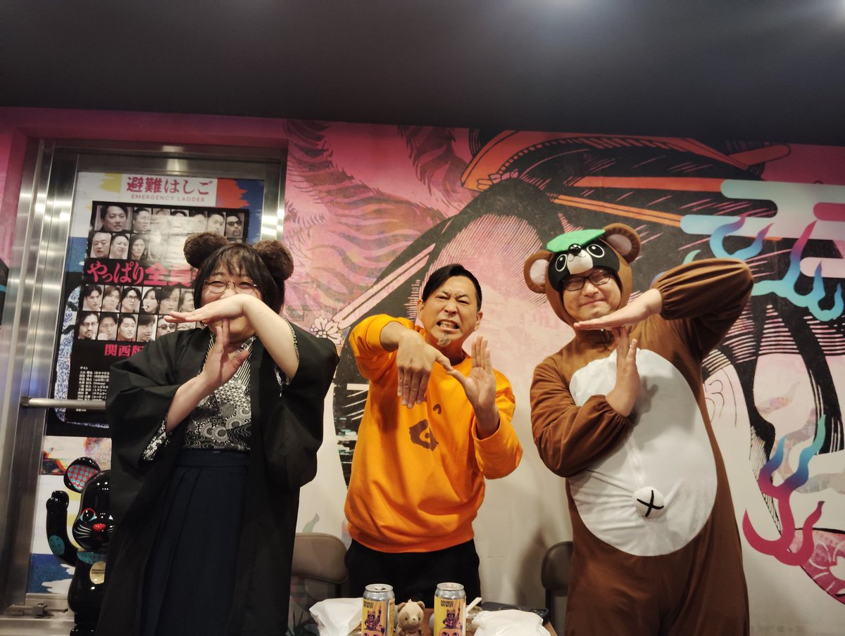 hifumin_tanu19's tweet photo. 土曜日の狸怪談。
狸汁はマトンに近い食感と風味。
KINTAMAはフルーティーなクラフトビール
濃厚な味の狸汁と相性抜群。
左から、佐藤ふうさん、狸汁を提供してくれたカレー工房ギャーさん、ほしじろさんの記念撮影。
ぶんぶくスクールバッグを聞けて嬉しかったです。
#錦糸町TNT
#KINTAMA https://t.co/n8ciOTOJSY