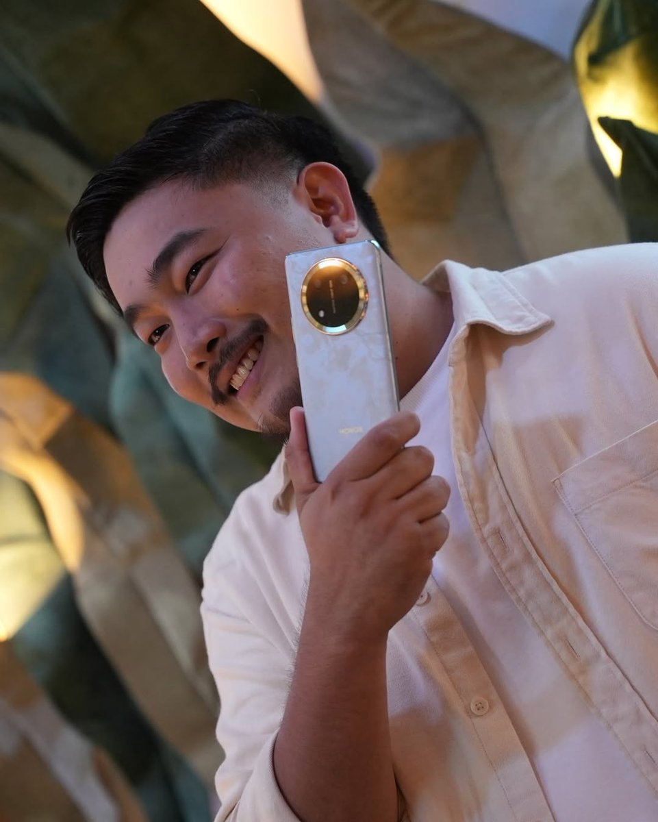 HONORPHL's tweet photo. All @kuyachichi wants for you this Christmas is an upgrade. Hello, πππππ πππ ππ! Best gift under the tree this year. Get yours today! π
#Holideals2025 #HONORX9c5G #AllAngleTripleDefense #HONORPH https://t.co/jgLjb31rCy