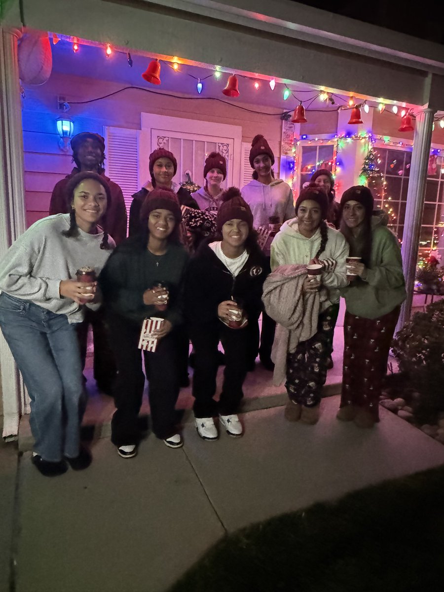 The Clovis West Golden Eagles Girls basketball team enjoying Candy Cane Lane Christmas lights 🎄

<a href="/CWGirlsBball/">CW_girlshoops</a>  are 13-0, ranked No 3 in California and heading to Las Vegas for the big Las Vegas Classic after Christmas🏀