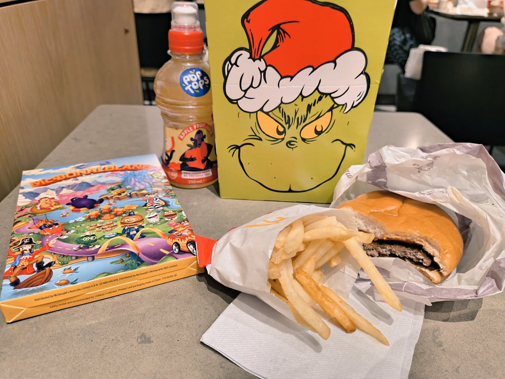 マクドナルドも緑だったよ（?） 私はあいも変わらず ハッピーミール