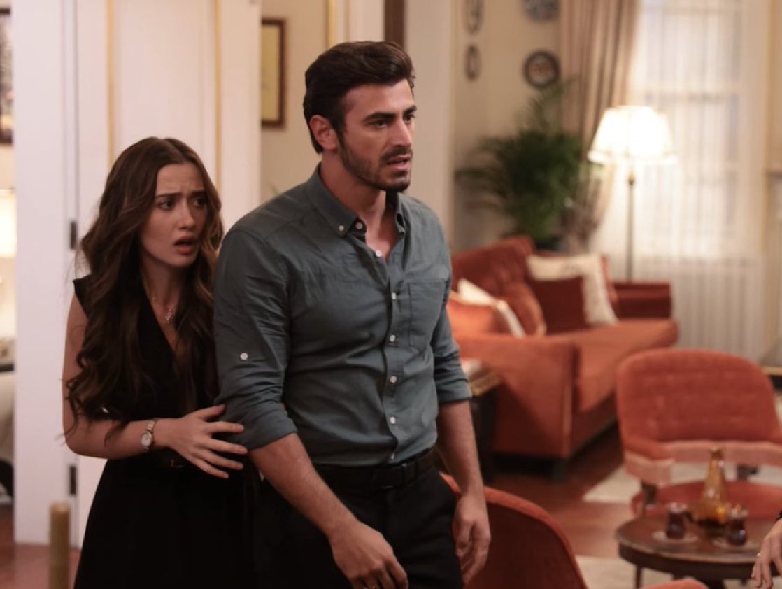 artık Mercanın da korktuğu zaman arkasına saklanabileceği, sığınabileceği kocası var.. bayıldım bu fotoğrafa bir an önce sahnesi de gelsin #Arafta #merteş