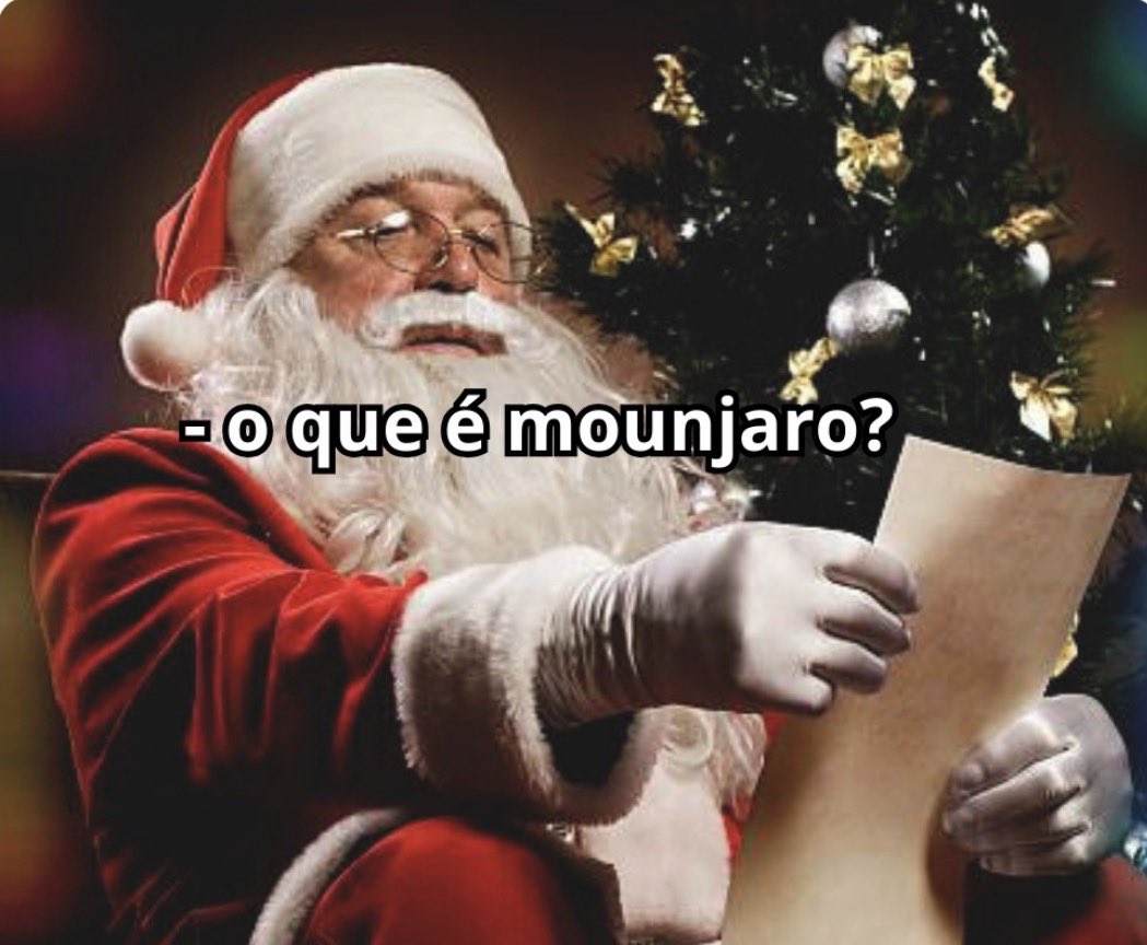 papai noel lendo as cartinhas esse ano