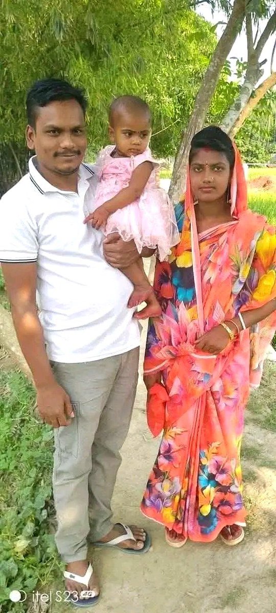 SilentThe41134's tweet photo. Wife &amp; daughter of Dipu Chandra Das 💔,who was burnt alive for being a Hindu in Bangladesh. Pray for them &amp; wake up 🙏 

#SaveBangladeshiHindus #BangladeshiHindus #Bangladesh #BangladeshViolence #DipuChandraDas https://t.co/rO8Rv4apXS