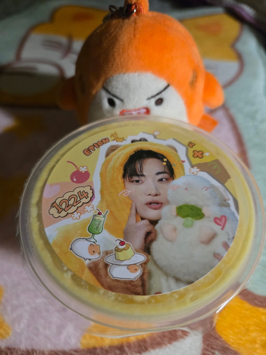 XBCDEFGHI's tweet photo. 티오니랑 이숀맨 생일 축하하러 다녀왔어요🎉
너무 귀여운 공간이라 행복했답니다🧡
티오니랑 푸딩 나눠먹었는데(?) 넘넘 맛있었어요ㅎㅎ😋
#기니네푸딩 #WHGH https://t.co/9S51kGt1fL