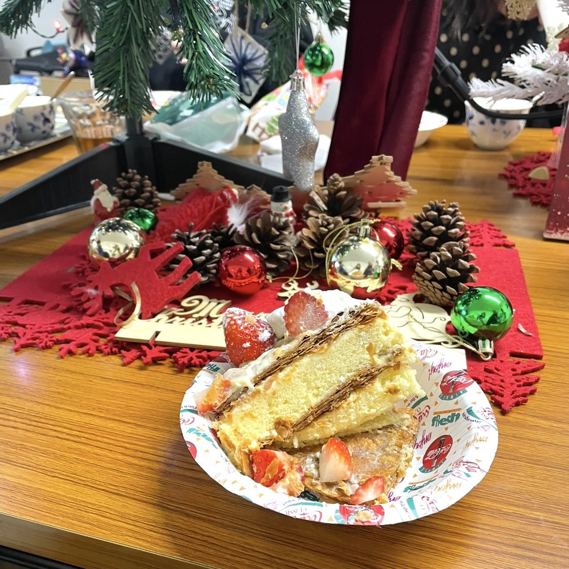 【クリスマス会@基町の家】
12月14日(日)
NPO法人食べて語ろう会(<a href="/tabekata310/">NPO法人食べて語ろう会</a>)に集うこどもたちとクリスマス会をおこないました。
みんなで飾り付けた大きなツリーがピカピカ光る部屋で、ビンゴ大会をワイワイ。