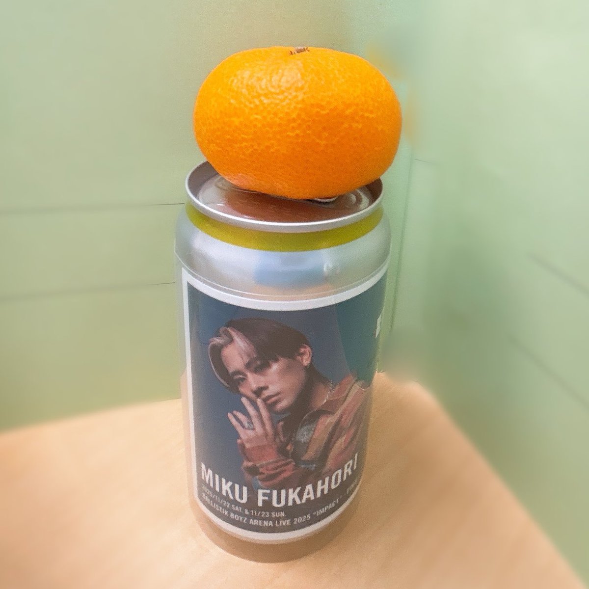 アルミ(ク)缶の上に あるミカン