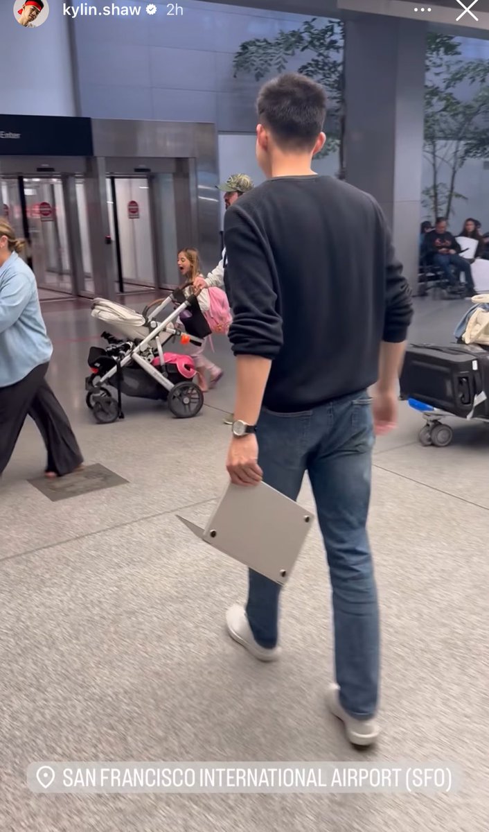 sugarjammi's tweet image. why do guys hold their laptops like this

college, internship, work, everywhere does this not make u nervous ???