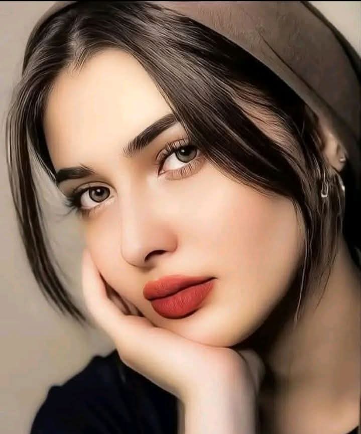 وحين تسألني كيف حالك ؟ 

يتجمع الكلام عند مخرج نطقي

فأود إخبارك 

كم أحبك... كم أفتقدك... كم أشتاقك... كم أتنفسك... كم أتوجع ..

 كم أختنق عندما لا أتحدث معك.. 

كم أتمنى وأتمنى.

 فأختصر وأخبرك.

"انا بخير..!!!