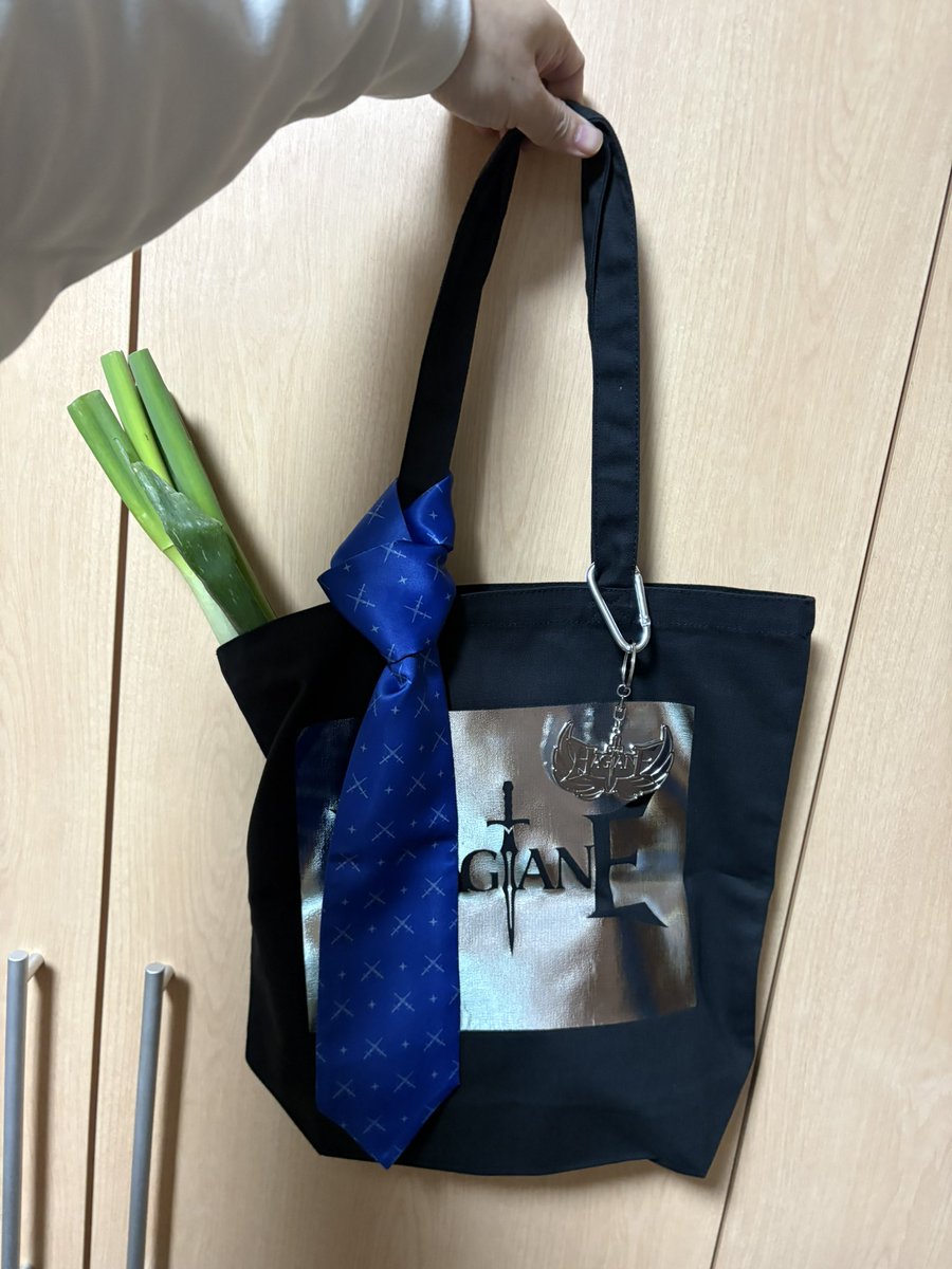 tanutanu55go's tweet image. #HAGANE #凪希 さん
この長ネギ、トートバッグにいれてくださいね。

全剣士
はい、承知しました！
次のグッズはHAGANEロゴ入り土鍋でお願いします。トートバッグで具材入れて帰ります。
